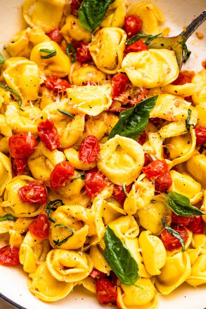 Pasta with feta cheese and cherry tomatoes, Roasted tomato pasta Jamie Oliver, Baked feta pasta, Baked feta pasta with cherry tomatoes, Goats cheese pasta recipes Jamie Oliver, Creamy roasted tomato pasta, Baked feta pasta with canned tomatoes,